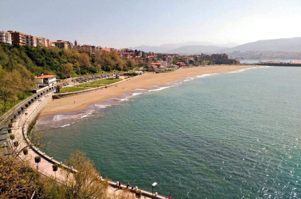 Confortable Piso En El Puerto Viejo De Algorta, A 7 Min De La Playa Getxo Bagian luar foto